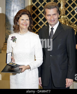 Ministerpräsident des Landes Baden-Württemberg. Günther Oettinger (CDU), vergibt Königin Silvia von Schweden die Medaille für Verdienste des Bundeslandes im Schwetzinger Schloss in Schwetzingen, Deutschland, 28. April 2007. 27 Personen wurden die Medal For Merit ausgezeichnet. Foto: Ronald Wittek Stockfoto