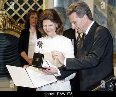 Ministerpräsident des Landes Baden-Württemberg. Günther Oettinger (CDU), vergibt Königin Silvia von Schweden die Medaille für Verdienste des Bundeslandes im Schwetzinger Schloss in Schwetzingen, Deutschland, 28. April 2007. 27 Personen wurden die Medal For Merit ausgezeichnet. Foto: Ronald Wittek Stockfoto