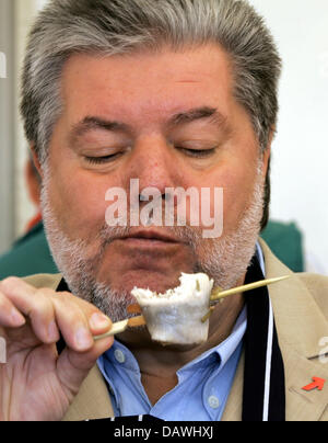 SPD-Chef schmeckt ein Rollmop aus einem Rollmop Tarte bei der Fisch-Party in Bremerhaven, Deutschland, 29. April 2007. Die Partei ist Teil des staatlichen Wahlkampf in Bremen am 13. Mai. Foto: Ingo Wagner Stockfoto