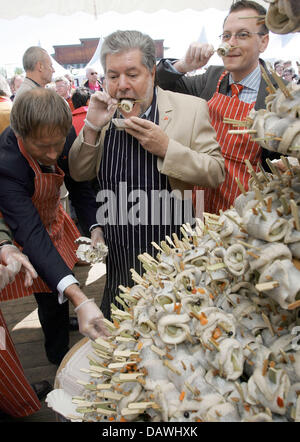 SPD-Chef schmeckt ein Rollmop aus einem Rollmop Tarte bei der Fisch-Party in Bremerhaven, Deutschland, 29. April 2007. Die Partei ist Teil des staatlichen Wahlkampf in Bremen am 13. Mai. Foto: Ingo Wagner Stockfoto