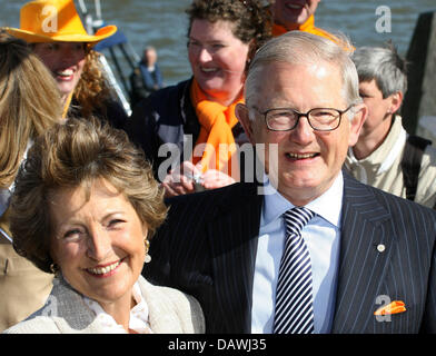 Prinzessin Margriet und ihr Ehemann, Herr Pieter van Vollenhoven Lächeln bei der niederländischen Königsfamilie ist 'Königinnentag' Besuch in Woudrichen, Niederlande, Montag, 30. April 2007. Foto: Albert Nieboer(NETHERLANDS OUT) Stockfoto