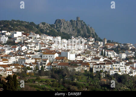 Das Bild zeigt Gaucin, eines der typischen traditionellen weißen Dörfer Andalusiens, mit den Ruinen einer maurischen Burg thront auf der Klippe in Gaucin, Spanien, 18. Januar 2007. Stockfoto