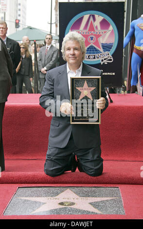 US-Produzent Jon Peters stellt mit seinen Stern auf dem Hollywood Walk of Fame in Los Angeles, USA, 1. Mai 2007. Foto: Hubert Boesl Stockfoto