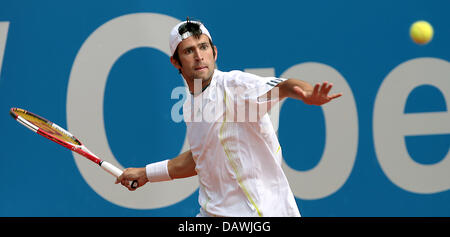 Deutsche Tennis-Profis Tobias Summerer trifft eine Vorhand in seinem Match gegen den Franzosen Nicolas Madrid bei den BMW Open, die 92. International Tennis Championships in Bayern München, 3. Mai 2007. Das Turnier ist mit 353.450 Euro dotiert. Foto: Frank Leonhardt Stockfoto