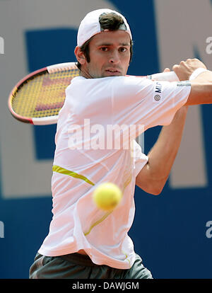 Deutsche Tennis-Profis Tobias Summerer trifft eine Rückhand in seinem Match gegen den Franzosen Nicolas Madrid bei den BMW Open, die 92. International Tennis Championships in Bayern München, 3. Mai 2007. Das Turnier ist mit 353.450 Euro dotiert. Foto: Frank Leonhardt Stockfoto