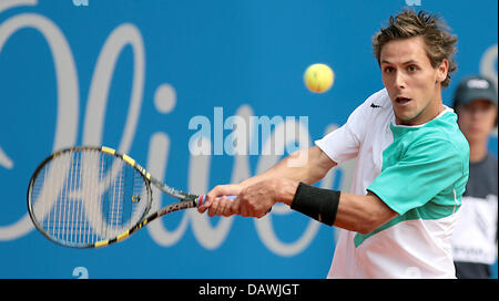 Französische Tennis-Profis Nicolas Devilder trifft eine Doublehanded Vorhand in seinem Match gegen Deutschen Tobias Summerer bei den BMW Open, die 92. International Tennis Championships in Bayern München, 3. Mai 2007. Das Turnier ist mit 353.450 Euro dotiert. Foto: Frank Leonhardt Stockfoto