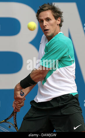 Französische Tennis-Profis Nicolas Devilder trifft eine Doublehanded Vorhand in seinem Match gegen Deutschen Tobias Summerer bei den BMW Open, die 92. International Tennis Championships in Bayern München, 3. Mai 2007. Das Turnier ist mit 353.450 Euro dotiert. Foto: Frank Leonhardt Stockfoto