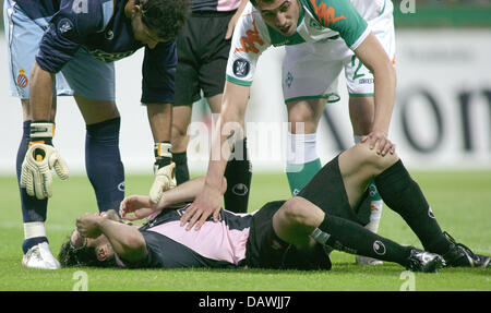 Barcelonas Daniel Jarque liegt verletzt auf dem Boden, während Barcelonas Torwart Gorka Iraizoz (L) und Bremens Hugo Almeida betreuen ihn während der UEFA-Cup Halbfinale Rückspiel Werder Bremen gegen Espanyol Barcelona in Bremen, Deutschland, 3. Mai 2007 entsprechen. Foto: Ingo Wagner Stockfoto