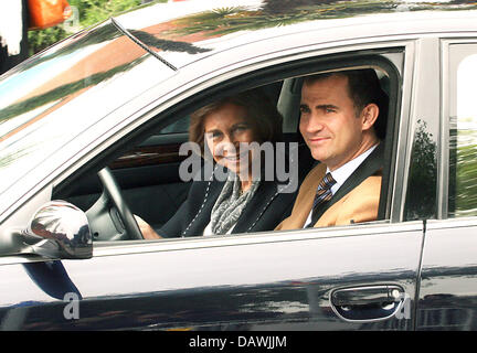 Spanische Kronprinz Felipe de Borbón und Spaniens Queen Sofia (R) verlassen die Klinik Ruber Intenacional in Madrid, Spanien, 3. Mai 2007. Bei der Klinik Kronprinz Felipe de Borbón Frau, Prinzessin Letizia, gebar ihre zweite Tochter, Prinzessin Sofia am 29. April 2007. Felipe de Borbón sagte am Mittwoch, 2. Mai 2007, dass es wahrscheinlich wäre, dass seine Frau die Klinik o verließ Stockfoto