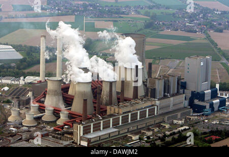 Rauch tritt aus den Kühltürmen des RWE Braunkohle befeuerten Kraftwerks Niederaußem, Deutschland, 25. April 2007. Laut der World Wide Fund for Nature (WWF) fünf der zehn befinden sich die meisten umweltschädlichen Kraftwerke in Deutschland, 27 von 30 aufgescheuerte Kraftwerke mit Braunkohle ausgelöst werden. 'Top'-ranker ist Griechisch Agios Dimitrios zu Pflanzen. Foto: Maurizio Gambarini Stockfoto