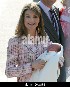 Spanische Prinzessin Letizia Lächeln halten ihre neugeborene Tochter Sofia nach dem Verlassen der Ruber Krankenhaus in Madrid, Spanien, Mai 04 2007. Die zweite Tochter von Spaniens Kronprinz Felipe von Borbon und seine Frau Prinzessin Letizia wurde am Sonntag 29. April geboren. Foto A. Nieboer (Niederlande) Stockfoto