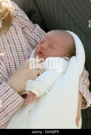 Spanische Prinzessin Letizia hält ihre neugeborene Tochter Sofia nach dem Verlassen der Ruber Krankenhaus in Madrid, Spanien, 4. Mai 2007. Die zweite Tochter von Spaniens Kronprinz Felipe von Borbon und seine Frau Prinzessin Letizia wurde am Sonntag 29. April geboren. Foto A. Nieboer (Niederlande) Stockfoto