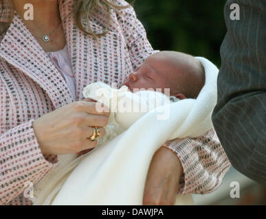 Spanische Prinzessin Letizia hält ihre neugeborene Tochter Sofia nach dem Verlassen der Ruber Krankenhaus in Madrid, Spanien, 4. Mai 2007. Die zweite Tochter von Spaniens Kronprinz Felipe von Borbon und seine Frau Prinzessin Letizia wurde am Sonntag 29. April geboren. Foto A. Nieboer (Niederlande) Stockfoto