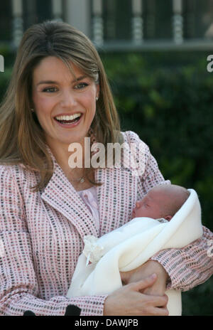 Spanische Prinzessin Letizia lächelt mit ihrer neugeborenen Tochter Sofia nach dem Verlassen der Ruber Krankenhaus in Madrid, Spanien, 4. Mai 2007. Die zweite Tochter von Spaniens Kronprinz Felipe von Borbon und seine Frau Prinzessin Letizia wurde am Sonntag 29. April geboren. Foto A. Nieboer (Niederlande) Stockfoto