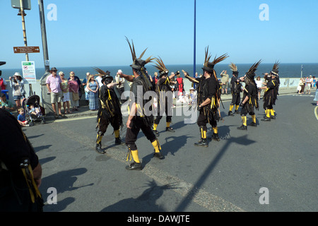 Witchmen tanzen ihre Version eines bestimmten Typs von Morris (i.e.Welsh Rahmenart), dass sie heidnischen Morris nennen. Stockfoto