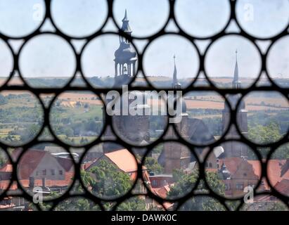 St. Andreas-Kirche ist aus einem Fenster in der Augustine Abtei in Eisleben, Deutschland, 19. Juli 2013 abgebildet. Als Folge der Reformation wurden die Pläne der Abtei nach dem Bau zu machen, bescheidener geändert. Arbeit war fertig ein Jahr, nachdem es im Juli 1515 begonnen wurde und die meisten Mönche wegen der Reformation 1523 hinterlassen. Martin Luther war der Bezirk Vikar des Augustinerordens in der Abtei zwischen 1516 und 1518. Foto: JAN WOITAS Stockfoto