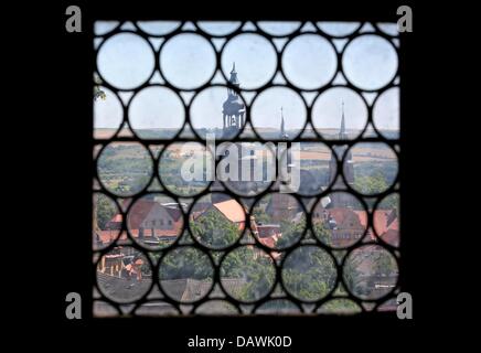 St. Andreas-Kirche ist aus einem Fenster in der Augustine Abtei in Eisleben, Deutschland, 19. Juli 2013 abgebildet. Als Folge der Reformation wurden die Pläne der Abtei nach dem Bau zu machen, bescheidener geändert. Arbeit war fertig ein Jahr, nachdem es im Juli 1515 begonnen wurde und die meisten Mönche wegen der Reformation 1523 hinterlassen. Martin Luther war der Bezirk Vikar des Augustinerordens in der Abtei zwischen 1516 und 1518. Foto: JAN WOITAS Stockfoto