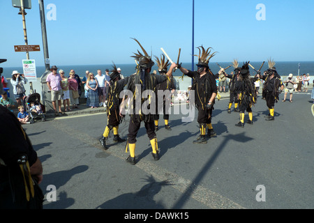 Witchmen tanzen ihre Version eines bestimmten Typs von Morris (i.e.Welsh Rahmenart), dass sie heidnischen Morris nennen. Stockfoto