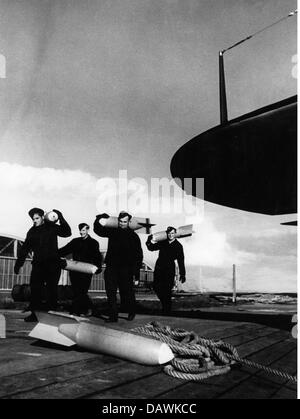 Nationalsozialismus, Militär, Wehrmacht, Luftwaffe, Soldaten der Luftwaffe Bodenpersonal mit Übungsbomben, auf einem Marineluftstützpunkt, Deutschland, um 1940, Zusatzrechte-Freiräumungen-nicht vorhanden Stockfoto