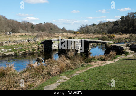 Historischen Klöppel Brücke, eine alte Form der Brücke gefunden auf dem Moor bei Postbridge, Dartmoor Nationalpark, Devon, England, UK. Stockfoto