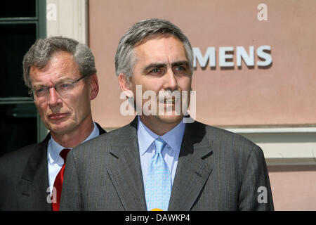 Peter Loescher (R) und der Vorsitzende des Aufsichtsrats der Siemens, Gerhard Cromme (L) geben eine Pressekonferenz in der Siemens-Zentrale in München, Deutschland, 20. Mai 2007. Peter Loescher wurde als neuer CEO von Siemens vorgestellt. Foto: Frank Maechler Stockfoto