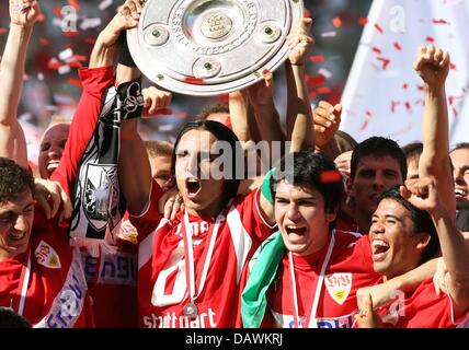 VfB Stuttgart-Team-Kapitän Fernando Meira (C) hält die Meisterschaft Schild während feiert mit Teamkollegen den 2: 1-Sieg über Energie Cottbus im Gottlieb-Daimler-Stadion in Stuttgart, Deutschland, 19. Mai 2007. Stuttgart ist Deutschlands neuer Fußball-Weltmeister. Foto: Bernd Weissbrod (Achtung: Zeitraum blockieren! Die DFL ermöglicht die weitere Nutzung der Bilder in IPTV, mobile ser Stockfoto