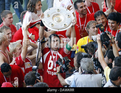 VfB Stuttgart-Team-Kapitän Fernando Meira (C) hält die Meisterschaft Schild während feiert mit Teamkollegen den 2: 1-Sieg über Energie Cottbus im Gottlieb-Daimler-Stadion in Stuttgart, Deutschland, 19. Mai 2007. Stuttgart ist Deutschlands neuer Fußball-Weltmeister. Foto: Uli Deck (Achtung: Zeitraum blockieren! Die DFL ermöglicht die weitere Nutzung der Bilder in IPTV, mobile Dienste ein Stockfoto