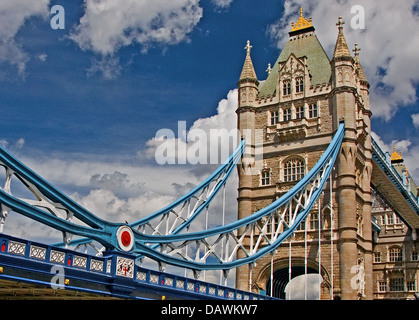 Die Tower Bridge über die Themse in London ist eine Ikone Klappbrücke und markiert den Beginn der Pool von London. Stockfoto