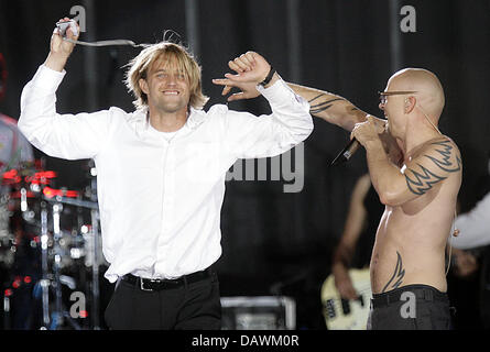 Stuttgart-Torwart Timo Hildebrand (L) und Thomas D (R) des deutschen Hip Hop Band "Die Fantastischen Vier" feiern den Gewinn des Titels in Stuttgart, Deutschland, 20. Mai 2007. Foto: Marijan Murat Stockfoto