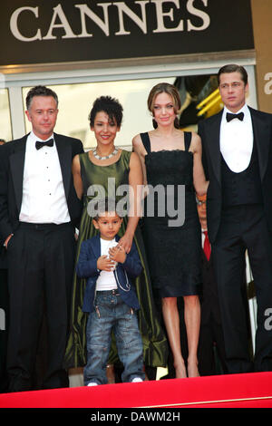 (L-R) Britische Regisseur Irector, Michael Winterbottom, Französisch Mariane Pearl und Sohn Adam, US-Schauspielerin Angelina Jolie und US-Schauspieler Brad Pitt für die Kameras zu posieren, eintreffen zur Premiere von "A Mighty Heart" läuft außer Konkurrenz bei den 60. Filmfestspielen von Cannes in Cannes, Frankreich, 21. Mai 2007. Foto: Hubert Boesl Stockfoto