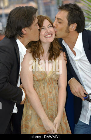 Britische Schauspielerin ist Kelly MacDonald (C) von Darstellern uns Josh Brolin (L) und Spanisch Javier Bardem bei einem Fototermin ihres Films "No Country For Old Men" am Palais des Festivals bei den 60. Filmfestspielen von Cannes in Cannes, Frankreich, 19. Mai 2007 geküsst. Foto: Hubert Boesl Stockfoto