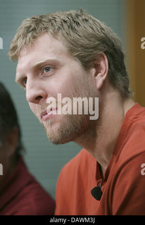 Deutschen Basketball lächelt pro Dirk Nowitzki bei einer Pressekonferenz in Frankfurt Main, Deutschland, 22. Mai 2007. Nowitzki wurde MVP der diesjährigen NBA-Saison wird die erste europäische Auszeichnung gewährt werden. Foto: Frank Mai Stockfoto