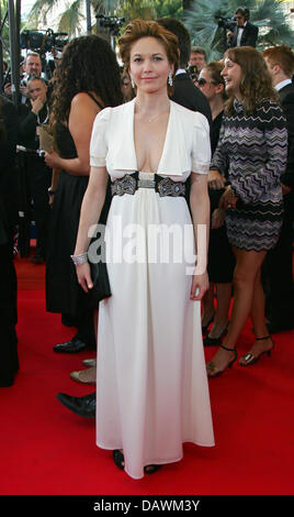 US-Schauspielerin Diane Lane lächelt für die Kameras, als sie, um die Premiere von "No Country For Old Men" im Palais des Festivals der 60. Filmfestspiele von Cannes in Cannes, Frankreich, 19. Mai 2007 ankommt. Foto: Hubert Boesl Stockfoto