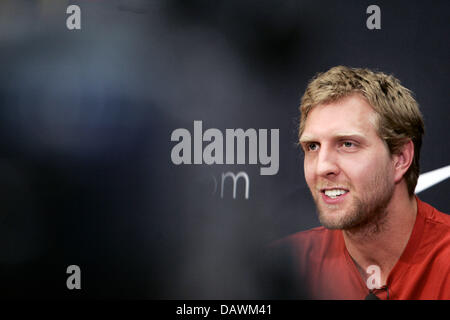 Deutschen Basketball lächelt pro Dirk Nowitzki bei einer Pressekonferenz in Frankfurt Main, Deutschland, 22. Mai 2007. Nowitzki wurde MVP der diesjährigen NBA-Saison wird die erste europäische Auszeichnung gewährt werden. Foto: Frank Mai Stockfoto