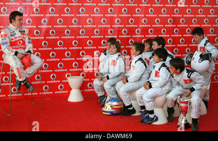 Spanisch-Formel-1-Fahrer Fernando Alonso von McLaren Mercedes spricht mit jungen Kart Fahrer, die Teilnahme an der "Vodafone Spanien Kart Challenge" am Circuit de Catalunya Race track in der Nähe von Barcelona, Spanien, 10. Mai 2007. Foto: CARMEN JASPERSEN Stockfoto