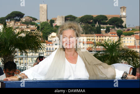 Deutsche Schauspielerin Hanna Schygulla posiert für die Kameras bei einem Fototermin zu ihrem Film "The Edge of Heaven" ("Yasamin Kiyisinda") läuft im Wettbewerb der 60. Filmfestspiele von Cannes in Cannes, Frankreich, 23. Mai 2007. Foto: Hubert Boesl Stockfoto