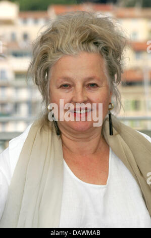 Deutsche Schauspielerin Hanna Schygulla posiert für die Kameras bei einem Fototermin zu ihrem Film "The Edge of Heaven" ("Yasamin Kiyisinda") läuft im Wettbewerb der 60. Filmfestspiele von Cannes in Cannes, Frankreich, 23. Mai 2007. Foto: Hubert Boesl Stockfoto