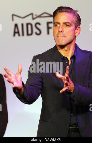 US-Schauspieler George Clooney Gesten während der American Foundation for Aids Research (AmfAR) Kino gegen Aids Auktion im Rahmen der 60. Filmfestspiele von Cannes im Restaurant "Moulin de Mougins" in Cannes, Frankreich, 23. Mai 2007. Foto: Hubert Boesl Stockfoto