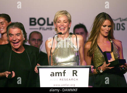 (L-R) Mode-Designer Roberto Cavalli, US-Schauspielerin Sharon Stone und australische Model Elle MacPherson in der American Foundation for Aids Research (AmfAR) Kino gegen Aids Auctionin den Kurs der 60. Filmfestspiele von Cannes im Restaurant "Moulin de Mougins" in Cannes, Frankreich, 23. Mai 2007 gezeigt. Foto: Hubert Boesl Stockfoto