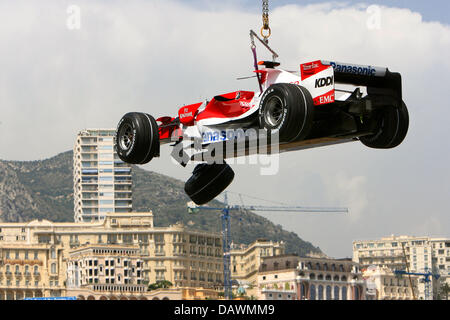 Das Auto der deutschen Formel1-Fahrer Ralf Schumacher von Toyota ist in die Luft mit einem Kran nach einem Unfall im zweiten Training für den Grand Prix von Monaco in Monte Carlo, Monaco, 24. Mai 2007 aufgehoben. Der Grand Prix von Monaco findet am Sonntag, 27. Mai 2007. Foto: JENS Büttner Stockfoto