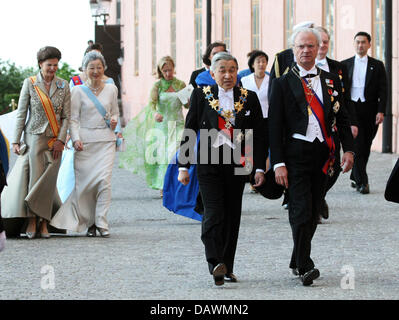 Schwedische Königin Silvia (L, hinten), japanische Kaiserin Michiko (R, hinten), Emperor Akihito (C) und King Carl Gustaf (R) kommen für ein Bankett im Schloss Uppsala, Schweden, 23. Mai 2007. Das japanische Prinzenpaar waren Ehrengäste bei festen in Uppsala, Schweden markiert den 300. Jahrestag des seine Botaniker Carolus Linnaeus. Foto: Nieboer (Niederlande) Stockfoto