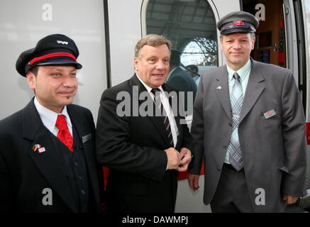 CEO der Deutschen Bahn Unternehmen "Deutsche Bahn AG", Hartmut Mehdorn (C) und Zug Begleiter des französischen Unternehmens SNCF, Antonio Gimmillaro (L) und Philippe Getue von Metz, Chat vor einem Ice (ICE) am Hauptbahnhof in Frankfurt Main, Deutschland, 25. Mai 2007. Der ICE-Zug fährt über Mannheim, Kaiserslautern und Saarbrücken, schließlich erreichte 320 Kilometer pro Stunde Stockfoto