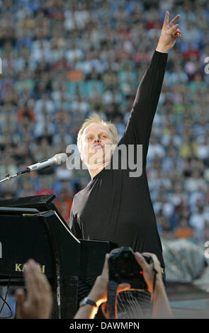 Deutscher Sänger Herbert Groenemeyer führt bei dem Zentralstadion in Leipzig, Deutschland, 24. Mai 2007. Das Eröffnungskonzert der seine Open-Air-Tour "Zwoelf" (zwölf) war mit 40.000 Gästen ausverkauft. Foto: Jan Woitas Stockfoto