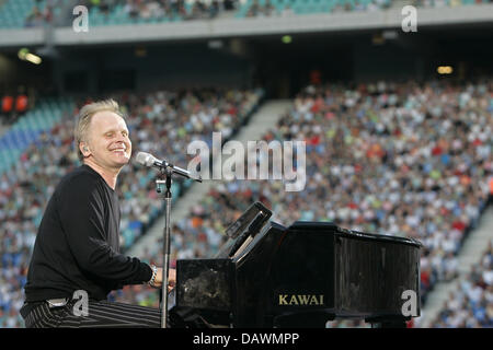 Deutscher Sänger Herbert Groenemeyer führt bei dem Zentralstadion in Leipzig, Deutschland, 24. Mai 2007. Das Eröffnungskonzert der seine Open-Air-Tour "Zwoelf" (zwölf) war mit 40.000 Gästen ausverkauft. Foto: Jan Woitas Stockfoto