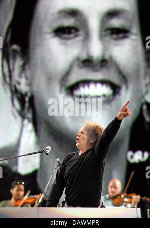 Deutscher Sänger Herbert Groenemeyer führt bei dem Zentralstadion in Leipzig, Deutschland, 24. Mai 2007. Das Eröffnungskonzert der seine Open-Air-Tour "Zwoelf" (zwölf) war mit 40.000 Gästen ausverkauft. Foto: Jan Woitas Stockfoto