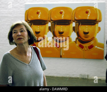 Eva Köhler (L), Ehefrau des deutschen Bundespräsidenten Horst Köhler, im Bild mit einem Werk des chinesischen Künstlers Leng Lin in Peking, China, 25. Mai 2007. Das deutsche Staatsoberhaupt und seine Frau sind bei einem viertägigen Besuch in China. Foto: Wolfgang Kumm Stockfoto