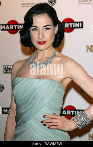 US-burlesque-Künstlerin, Model und Schauspielerin Dita von Teese posiert für die Kameras, wie sie ankommt, um die "Martini Welt Premiere Party" für die Premiere von "Ocean's Thirteen" in Cannes, Frankreich, 24. Mai 2007. Foto: Hubert Boesl Stockfoto