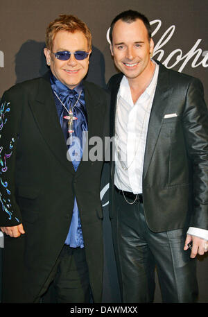 Britischer Musiker Sir Elton John (L) und sein Mann britische Produzent David Furnish Lächeln für die Kameras, wie sie, die "Trophée Chopard Party" der 60. Filmfestspiele von Cannes in Cannes, Frankreich, 25. Mai 2007 ankommen. Foto: Hubert Boesl Stockfoto