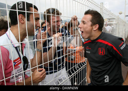 Österreichischer Formel-1-Testfahrer Christian Klien von Honda spricht Fans nach der Qualifying-Session auf der Grand Prix von Monaco in Monte Carlo, Monaco, 26. Mai 2007. Die 2007 Formel 1 Grand Prix von Monaco findet am 27. Mai 2007. Foto: ROLAND WEIHRAUCH Stockfoto