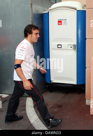 Spanische Formel1 Piloten Fernando Alonso von McLaren Mercedes führt durch das Fahrerlager vor dem Grand Prix von Monaco in Monte Carlo, Monaco, Sonntag, 27. Mai 2007. Foto: ROLAND WEIHRAUCH Stockfoto